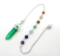 Groene kristallen zeshoekige hanger met chakra kralen en een zilveren ketting - B19-Groene Steen