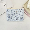 Dettaglio dell'astuccio in cotone trapuntato azzurro con stampe di gatti e vita marina - Medusa