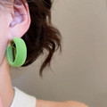 Boucles d'oreilles créoles en C vert herbe avec une texture velours mat vintage - Vert (925 Sterling Silver Earring Post)