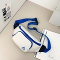 Bolso deportivo blanco y azul con correa ajustable y logo geométrico moderno - Blanco y Azul