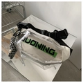Detail der transparenten PVC-Umhängetasche mit weißen Nähten und Schachbrett-Hasenanhänger - Mit Anhänger / Weiß