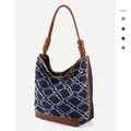Dunkelblaue Denim-Tragetasche mit braunem Lederbesatz und gewebten Ringen am Gurt - Distressed Denim