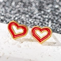 Gros plan de boucles d'oreilles en cœur avec émail rouge et finition plaqué or 18k - Coeur Creux