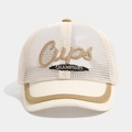 Détail de la casquette de baseball en maille beige avec broderie 3D et liseré brun - 50cm (1-3 ans) / Beige
