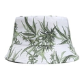 Détail d'un chapeau bob blanc avec imprimé feuilles vertes et coutures parallèles précises - Feuille de Cannabis Blanche (Motif 8#)