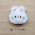 Detalle macro de accesorio de conejo de peluche blanco con bordado 5cm x 5,5cm - Original (Apertura trasera) / Cabeza de Conejo Blanco