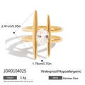 Detail van gouden titanium ring met ovale zirkoon en een scherp gepunt decoratief design - Ovaal Zirkoon Vleugel Spiked Ontwerp(JDR0104025)