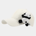 Detailansicht der cremefarbenen Baseballkappe mit süßem 3D-Plüschpanda und feinen Nähten - Beige