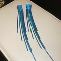 Dettaglio orecchini a frangia con strass sfumati dal verde al blu e ago d'argento - Perno in Argento - Blu e Verde