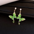 Gros plan de boucles d'oreilles papillon dorées avec pierres vertes et goutte de cristal - 58# Tige en argent - Or - Vert - Style papillon