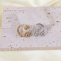 Anillos abiertos de acero inoxidable 18K oro y plata con esferas en fondo de seda - Tres Bolas Opuestas / Color Acero