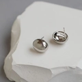 Orecchini a perno a fagiolo in argento lucido su pietra bianca con un design minimalista - Forma a Fagiolo / Lucidato a Specchio / Argento