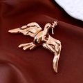 Détail d'une broche colombe de la paix en or rose poli avec une branche d'olivier élégante - Style Poli Haute Brillance / Doré