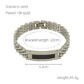 Détail d'un bracelet en acier inoxydable avec insert en fibre de carbone et longueur 22cm - Or 18 carats / Acier