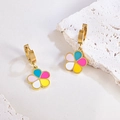 Sommerliche vergoldete Creolen mit bunten Emaille-Blumen im minimalistischen Design - Ohrringe