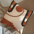 Boho Getufteter Kissenbezug in Beige und Orange mit geometrischem Stickmuster Textur - Einzelne Linie / Bezug + Kern
