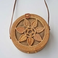 Borsa a tracolla rotonda in rattan fatta a mano con trama floreale e pelle marrone - Pentagramma a sette foglie 20*8cm