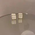 Pendientes de botón cuadrados con incrustación de mármol blanco y marco dorado trenzado - Dorado/Cuadrado Blanco