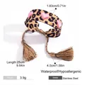 Bracelet tissé léopard avec cœurs roses brodés et pompons ajustables - Bracelet Brodé Coeur Léopard (JDB0205038)