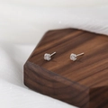 Orecchini a lobo minimalisti in argento sterling S999 a forma di rosa su base in legno - Argento Sterling S999 Placcato Oro Bianco