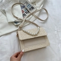 Borsa quadrata in paglia con manico in perle e patta in pelle beige per lo stile estivo - Bianco