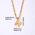 Collana in acciaio inossidabile dorato con catena Figaro e pendente lettera H satinato - Lettera H / Oro
