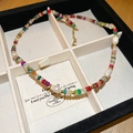 Détail d'un collier plaqué or avec perles colorées et perles d'eau douce naturelles - Collier N° 34 - Coloré