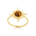 Detalle macro del anillo de sol boho con piedra ojo de tigre en banda dorada - Dorado / Ojo de Tigre Marrón