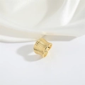 Goldener breiter offener Ring mit quadratischer Struktur auf weißem Seidenhintergrund - Gitterstruktur (Gold)