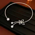 Elegante zilveren choker met diamanten bloem en kristallen druppel franje detail - Zilveren vlinder