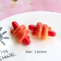 Nahaufnahme von Miniatur-Hotdog-Brot aus Harz 1,6x3cm für Bastelarbeiten und Spielzeug - Hotdog