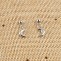 Détail de boucles d'oreilles en acier argenté avec breloques croissant de lune sur tissu - Style Lune (Couleur Acier 8#)