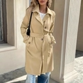 Detailansicht eines khakifarbenen Trenchcoats mit Gürtel und funktionalen Seitentaschen - S / Khaki