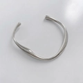 Bracciale aperto irregolare in argento liquido minimalista con finitura lucida - Bracciale Rigido Aperto Ondulato (A1048) / Argento