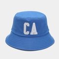 Détail du chapeau bob en coton bleu roi avec broderie blanche des lettres CA - M (56-58cm) / Bleu Klein