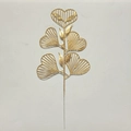 Gros plan détaillé de tiges de feuilles artificielles dorées en forme de cœur évidé pour décors - Décoration de Cœur Doré