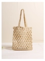Primer plano de bolso de hombro de paja beige con tejido de malla hueca y textura aireada - Todo Triángulo + Logo / Beige