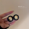 Boucles d'oreilles rondes en métal noir mat et doré plissé tenues à la main - 43# Tige en Argent-Bouton Noir Or