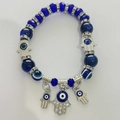 Donkerblauwe kralenarmband met Hamsa Hand en boze oog bedeltjes in zilverlook - Witte K6910