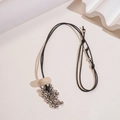 Retro waxkoord ketting met beige harsring en zilveren druivenvormige kraal kwast hanger - Zilveren Druif Hanger (Necklace-Silver)