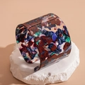 Macro-opname van brede open armband van hars met artistiek schildpadpatroon en kleuren - Blauw