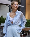 Elegante camicia di seta celeste con pantaloni a vita alta abbinati e top in pizzo bianco - S / Blu