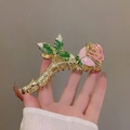 Detail of golden metal rose claw clip with pink oil-painted petals and green leaves - K54 Romantic Rose