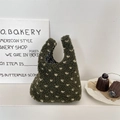 Détail du sac à main en peluche verte montrant la texture et la doublure à carreaux noirs - Cœur en Laine d'Agneau Vert