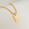 Collier minimaliste plaqué or 18K avec pendentif carré et lettre W sur chaîne box - Lettre W