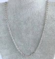 Élégant collier en chaîne O en métal argenté sur présentoir de mannequin gris - Chaînes pour collier / Argent