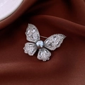 Elegante spilla a farfalla con zirconi e perla grigia su sfondo di seta scura - Spilla 2# - Argento - Grigio
