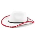 Detail eines weißen Filz-Cowboyhuts mit roter Perlenkante und Perlen-Akzentband am Hut - M (56-58cm) / Weißer Hut mit roter Naht