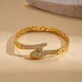 Dettaglio del bracciale a serpente in oro 18k con zirconi brillanti e pietre verdi preziose - Bracciale Serpente Oro / Oro