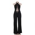 Detailaufnahme eines schwarzen Jumpsuits mit Schnürung, Ösen aus Silber und breitem Gürtel - M / Schwarz